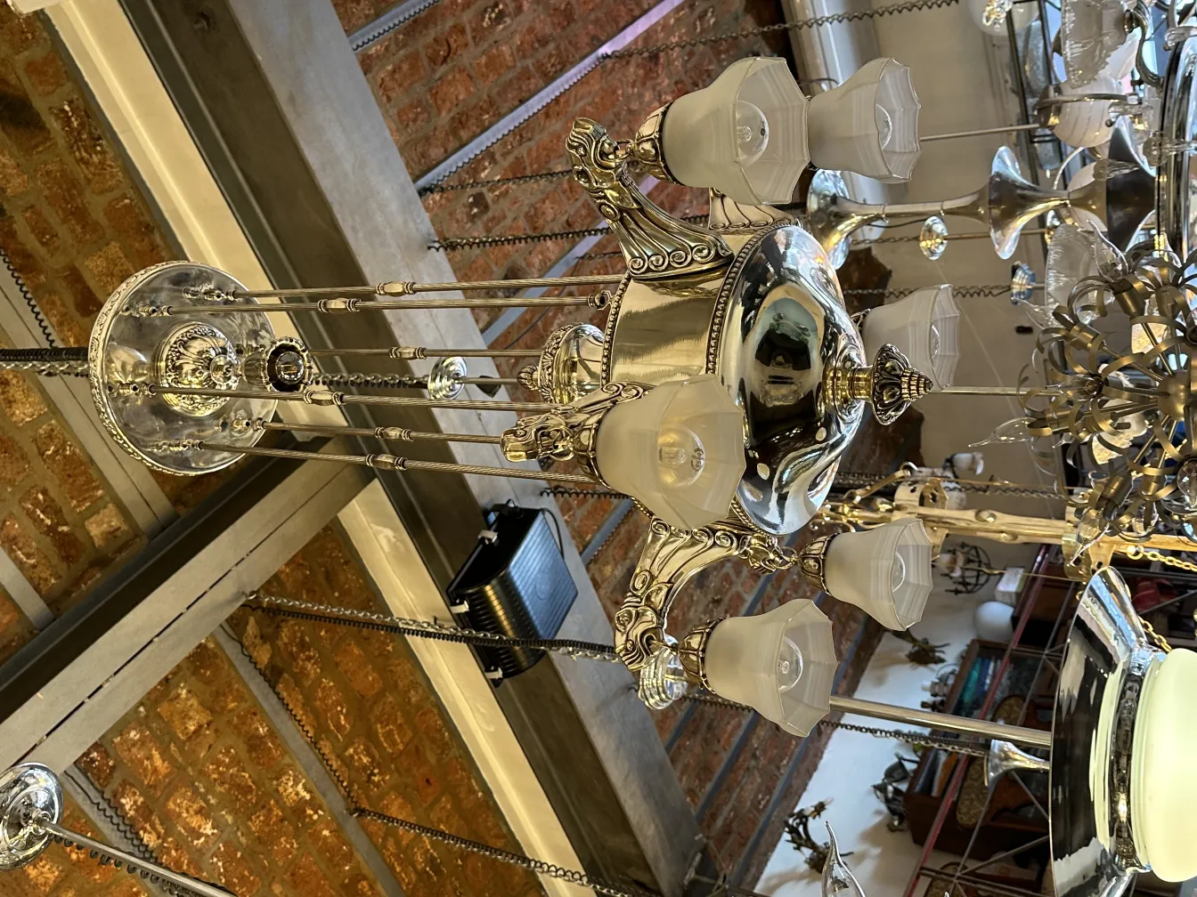 Lampada a sospensione antica con più luci sferiche, design elegante