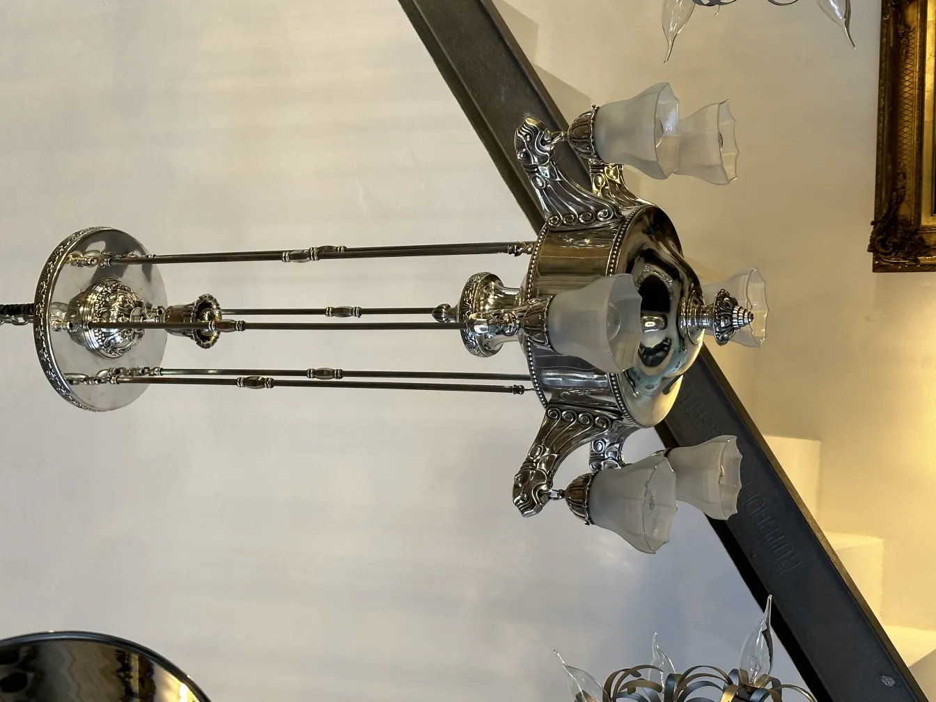 Lampada a sospensione antica con cinque bracci e luci in vetro, elegante e ornata.