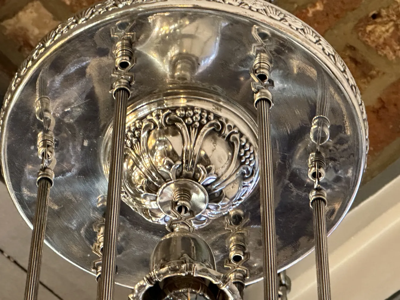 Lustre antique brillant avec détails ornementaux