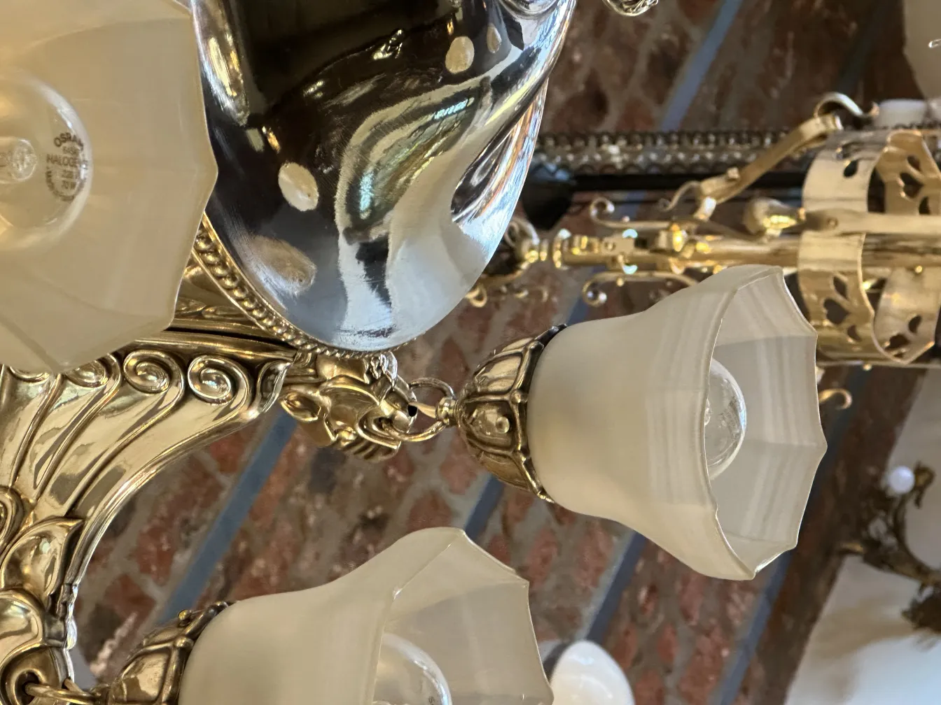 Lámpara de techo antigua con detalles en vidrio y brillo, ambiente elegante.