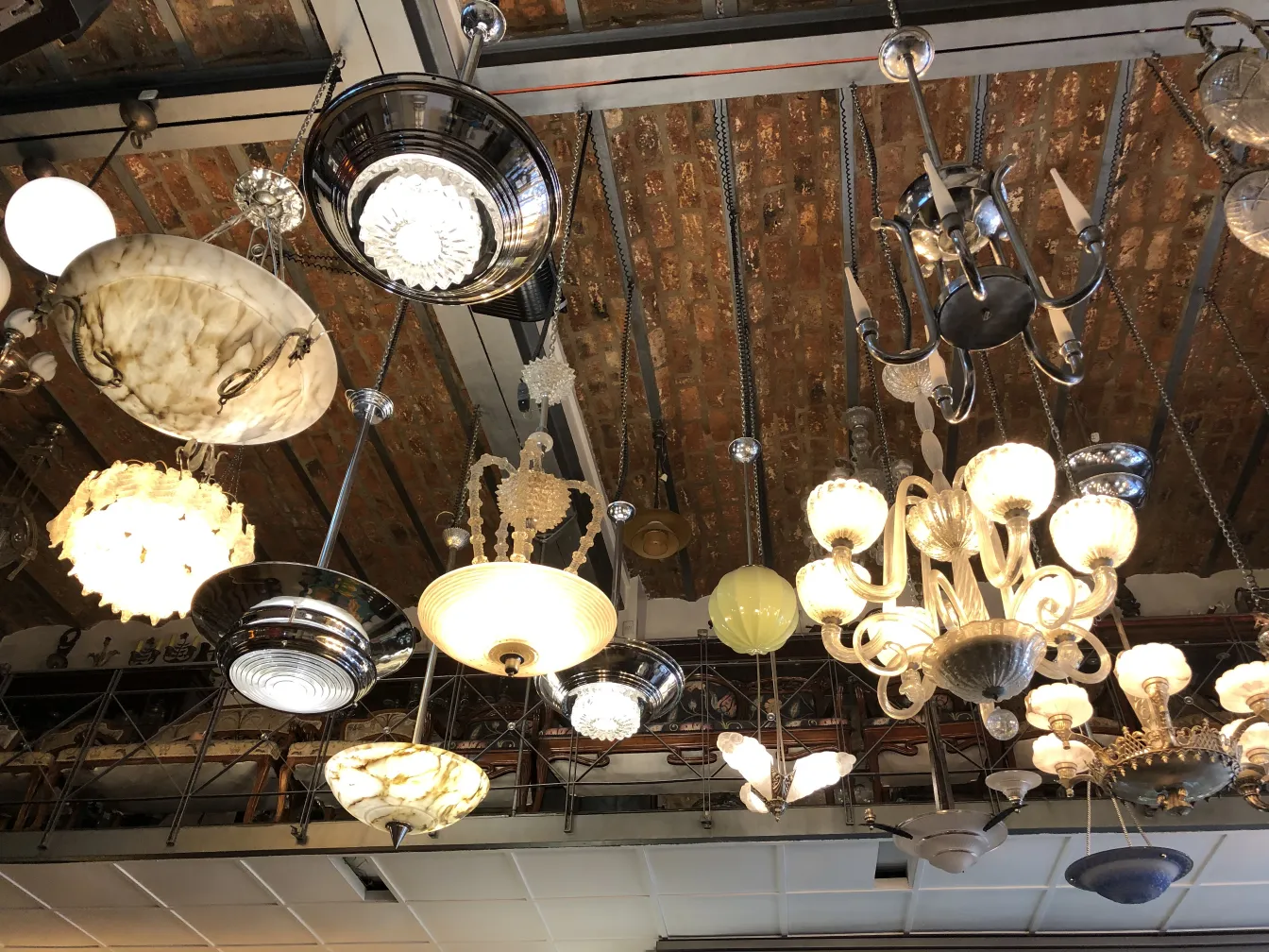 lampada a sospensione antica con illuminazione elegante in un ambiente accogliente