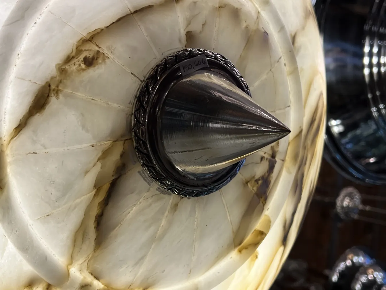 مصباح معلق قديم من الألاباستر مع قاعدة معدنية