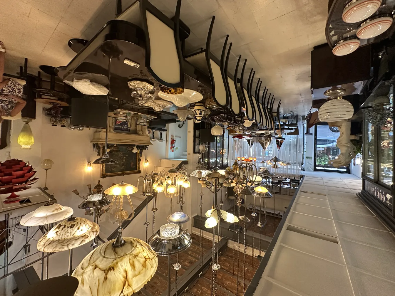 Lampada a sospensione antica con vari design in un ambiente elegante.