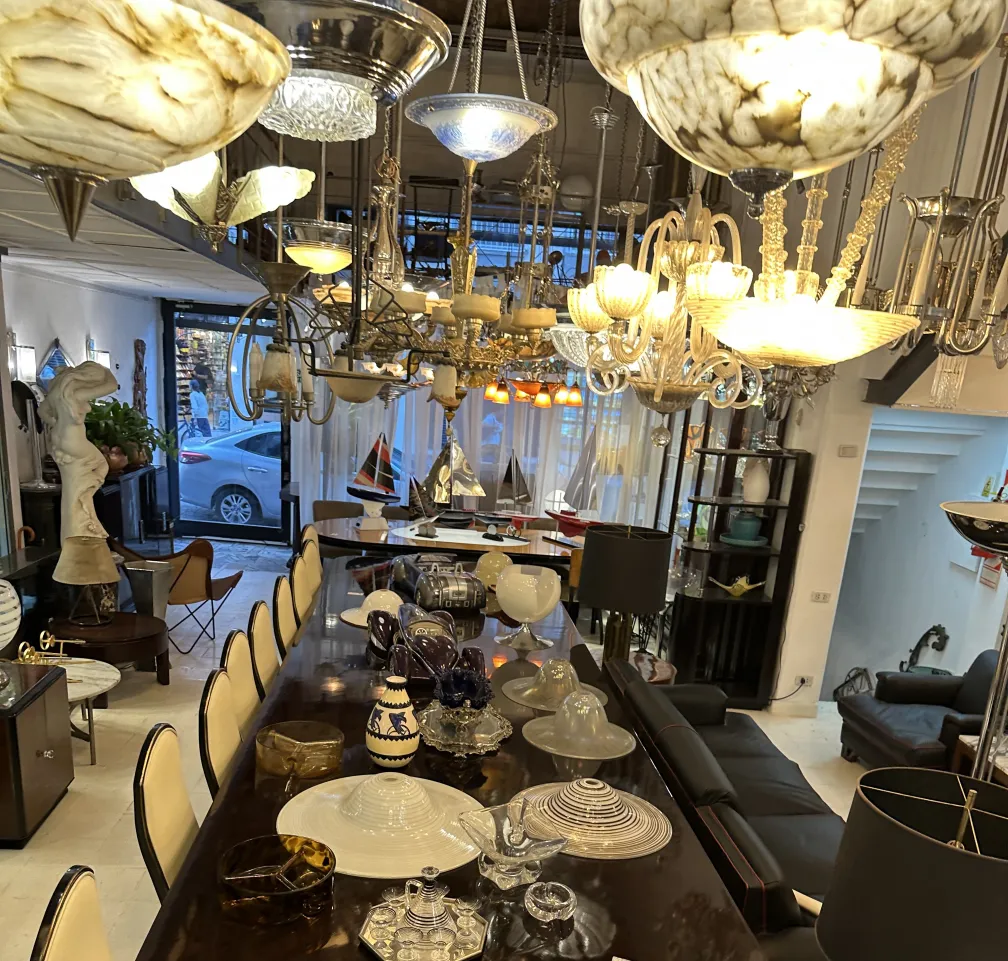 Lampada a sospensione antica con bel design artistico in un ambiente elegante.