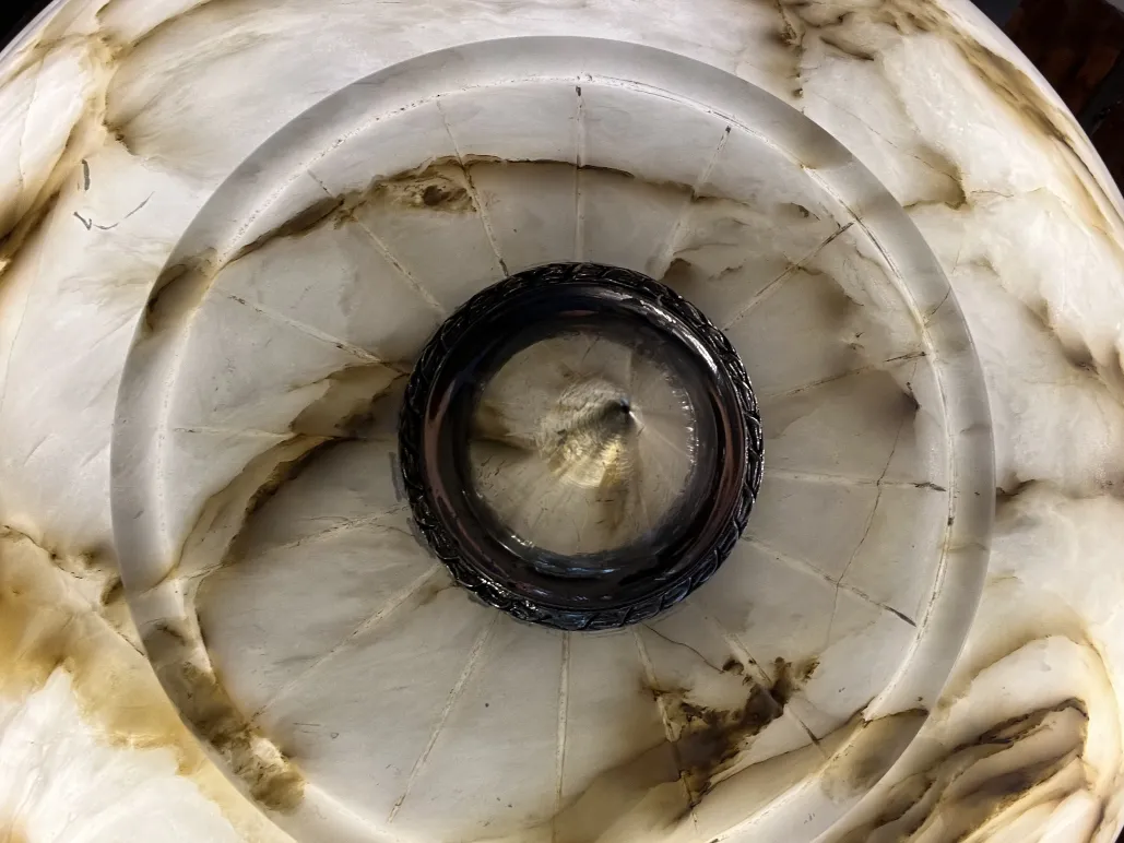 प्राचीन लटकता हुआ दीपक की शीर्ष दृश्य आकर्षक डिजाइन, गर्म वातावरण.