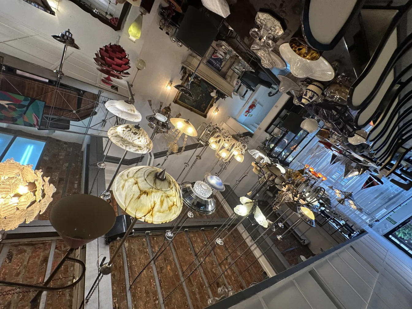 Lâmpada de teto antiga em um ambiente decorativo elegante.