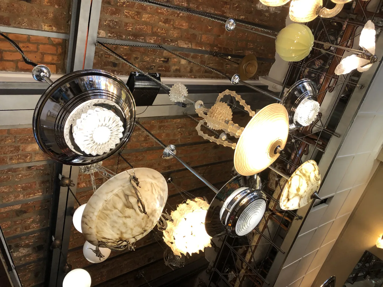 variedade de lâmpadas de teto antigas em um ambiente iluminado