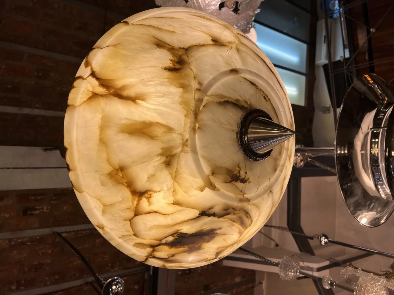 Lampada a sospensione antica con design unico e dettagli eleganti