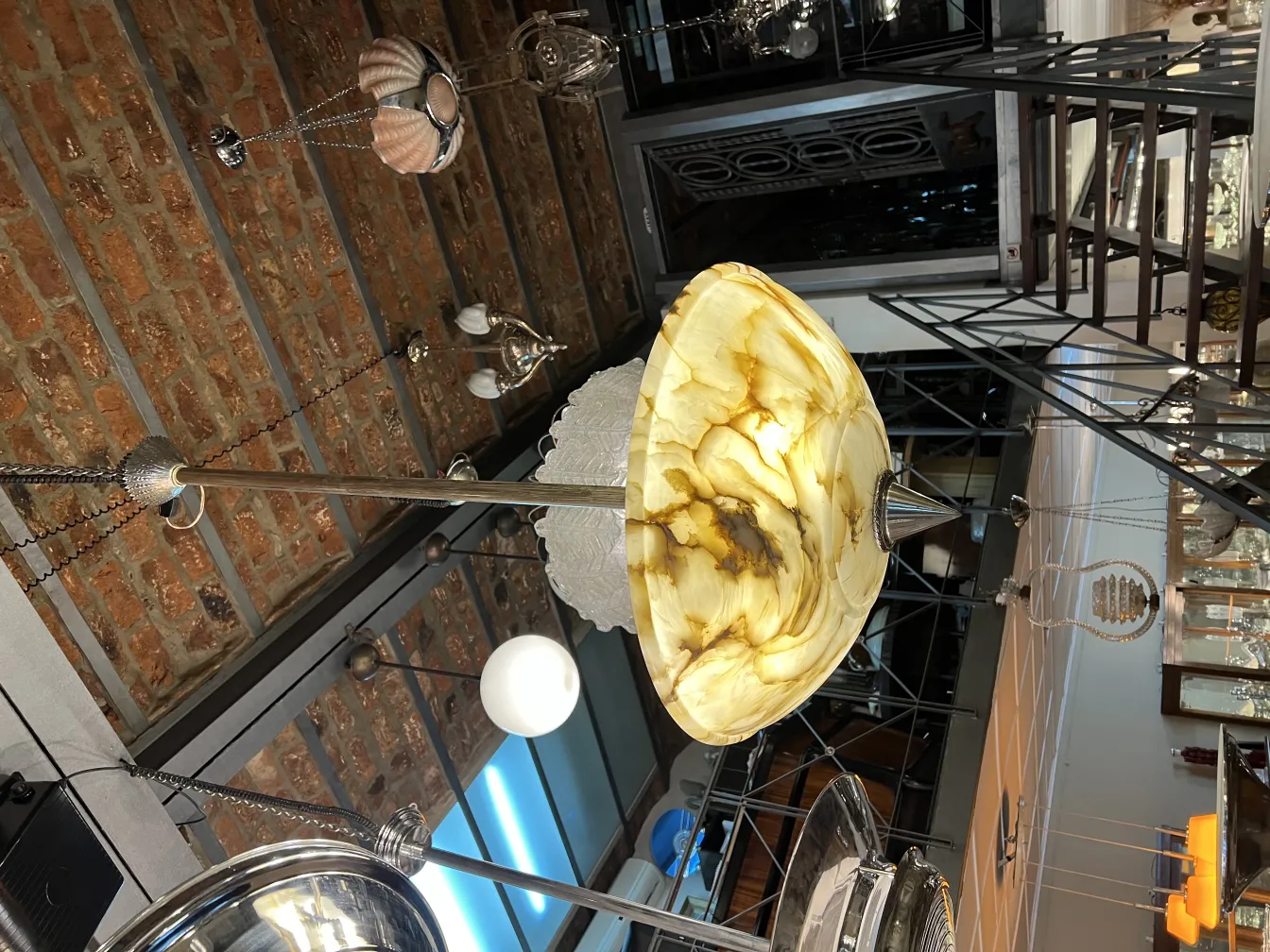 Элегантная антикварная подвесная лампа с декорирующими деталями в современном интерьере.