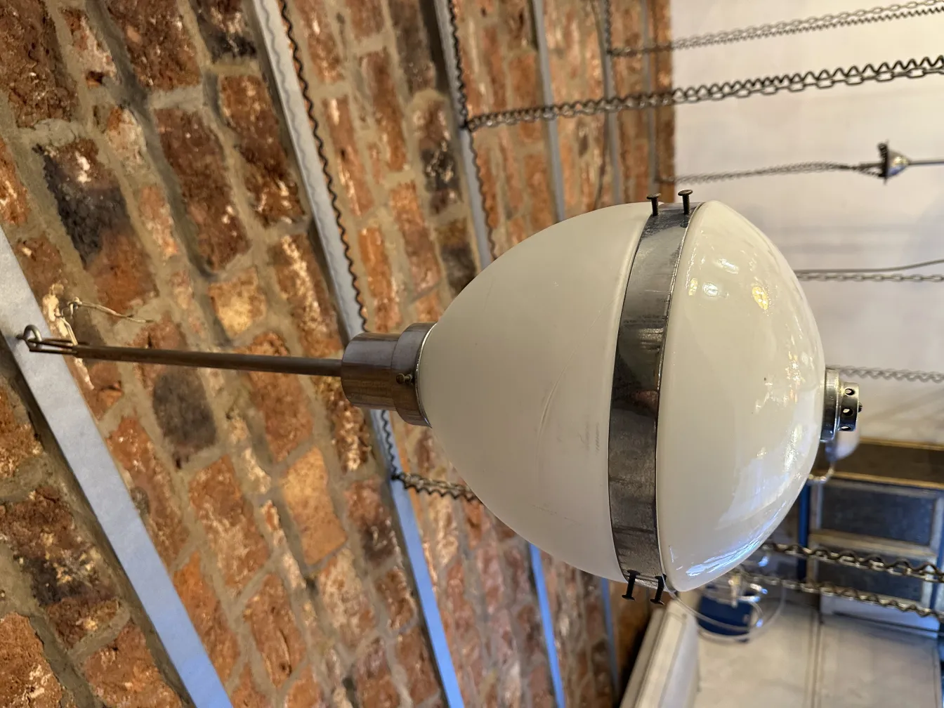 Antike Hängelampe mit sphärischem Design, perfekt für die Dekoration.