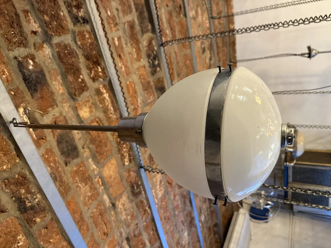 古い白い球体付きハンギングランプ、温かく居心地の良い雰囲気。