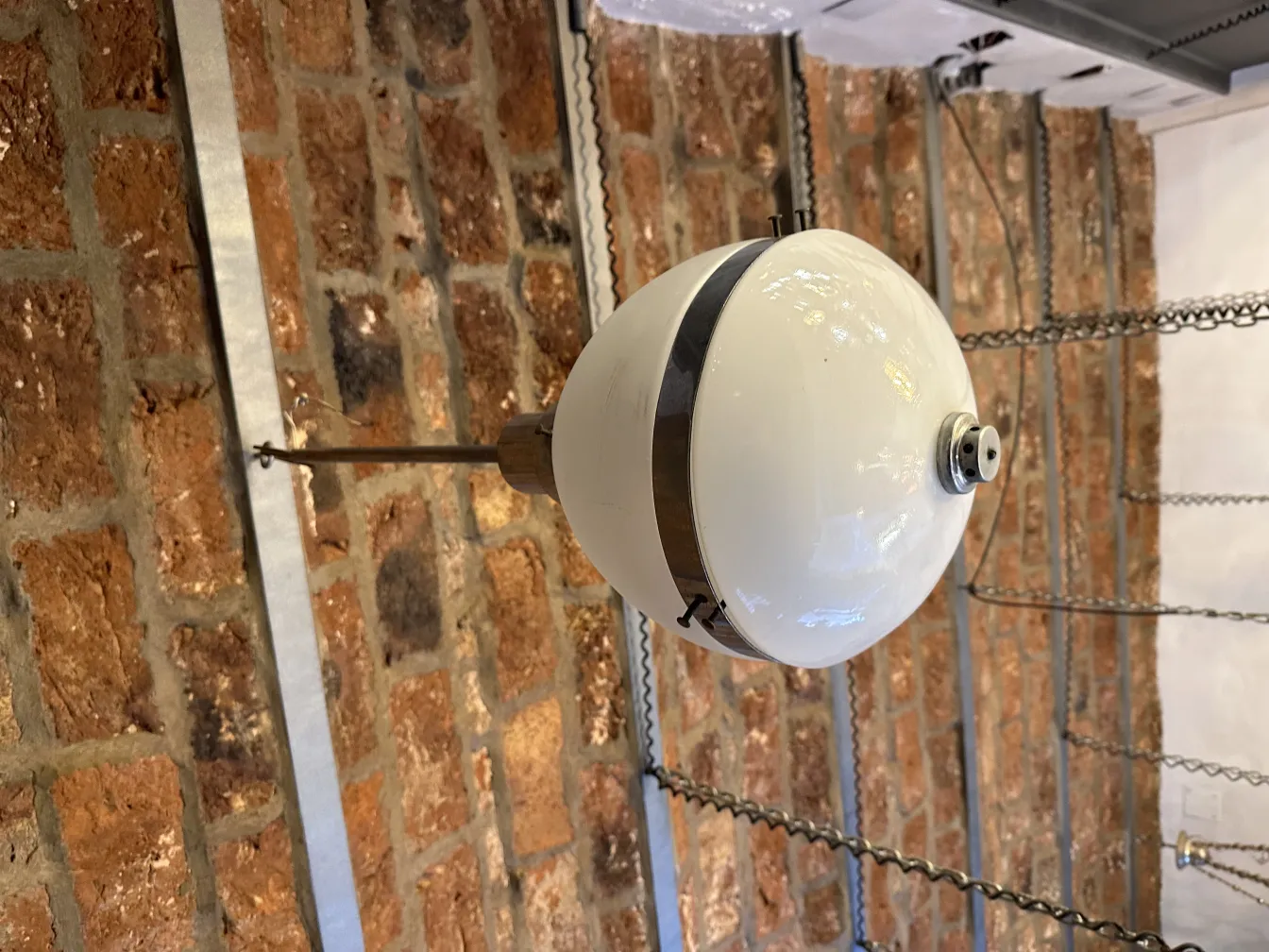 Lampada a sospensione antica in un ambiente rustico