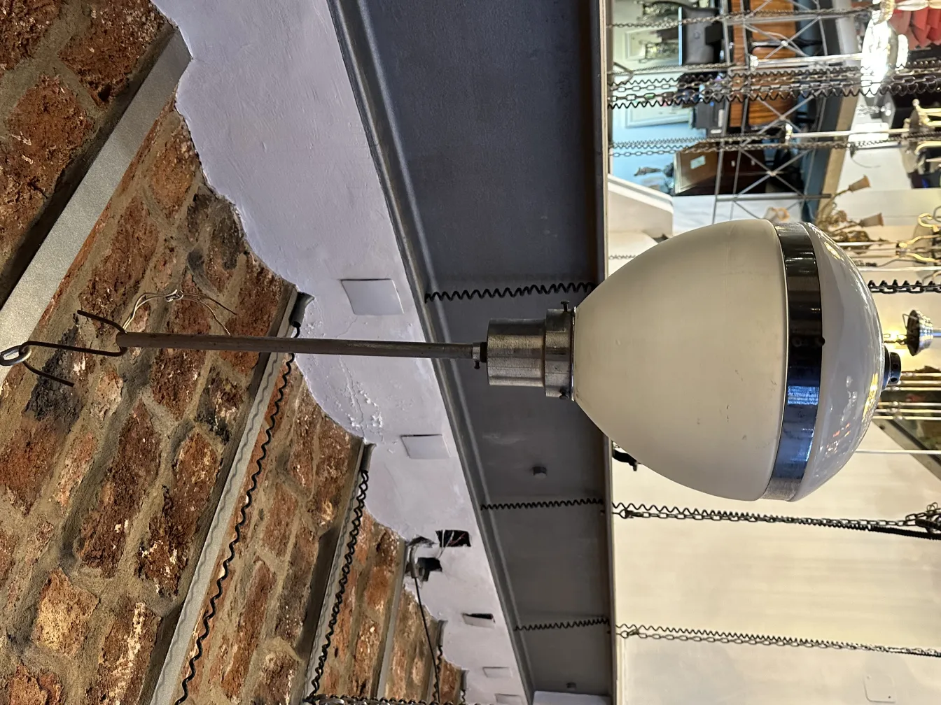 पुरातन-श्वेत-लटकता-दीपक-ज Kugel-आकृति के साथ।