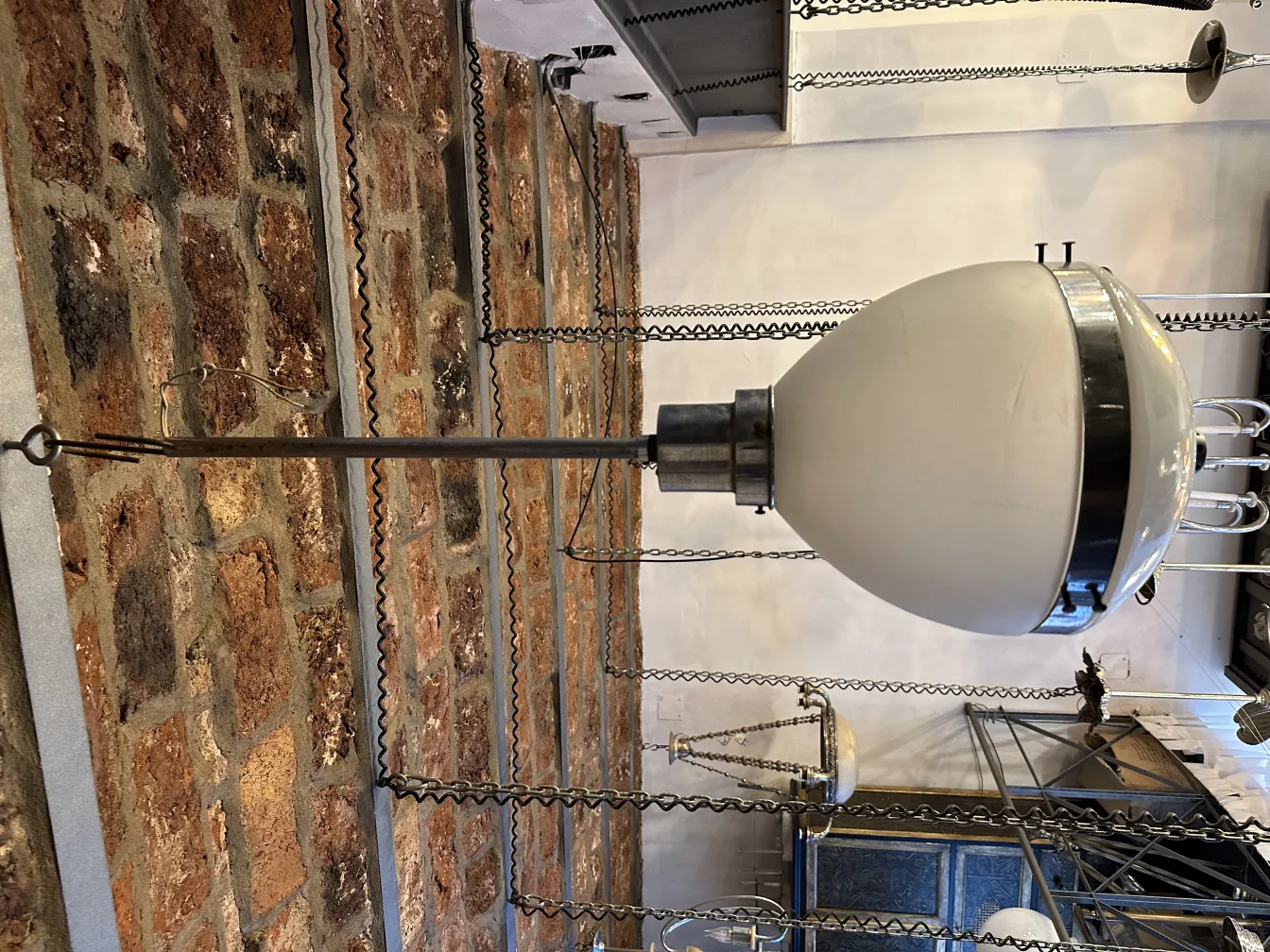 Lampada a sospensione antica con design unico ed elegante in un ambiente rustico.