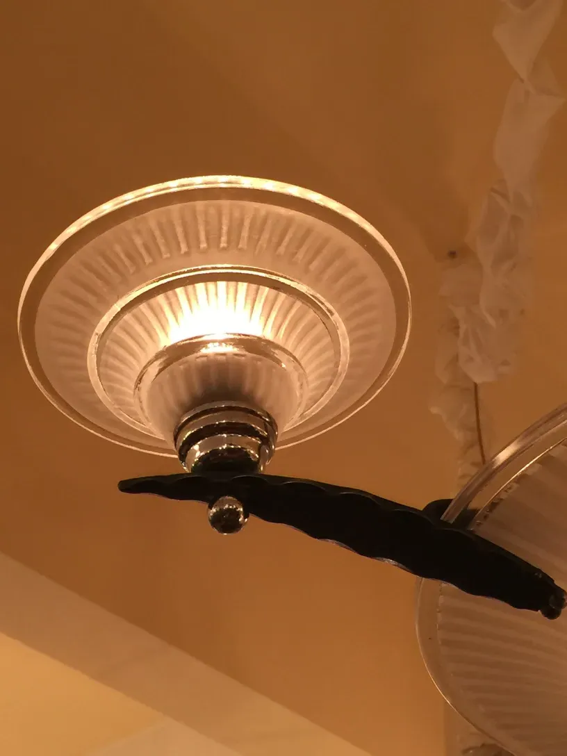 Antike Hängelampe mit elegantem Design, Louis Katona, Daum Nancy, die eine warme Atmosphäre erhellt.