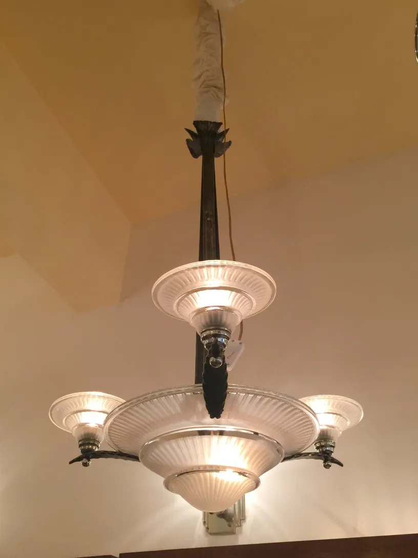 Lámpara de techo antigua con estilo distintivo y luces cálidas, ambiente acogedor.