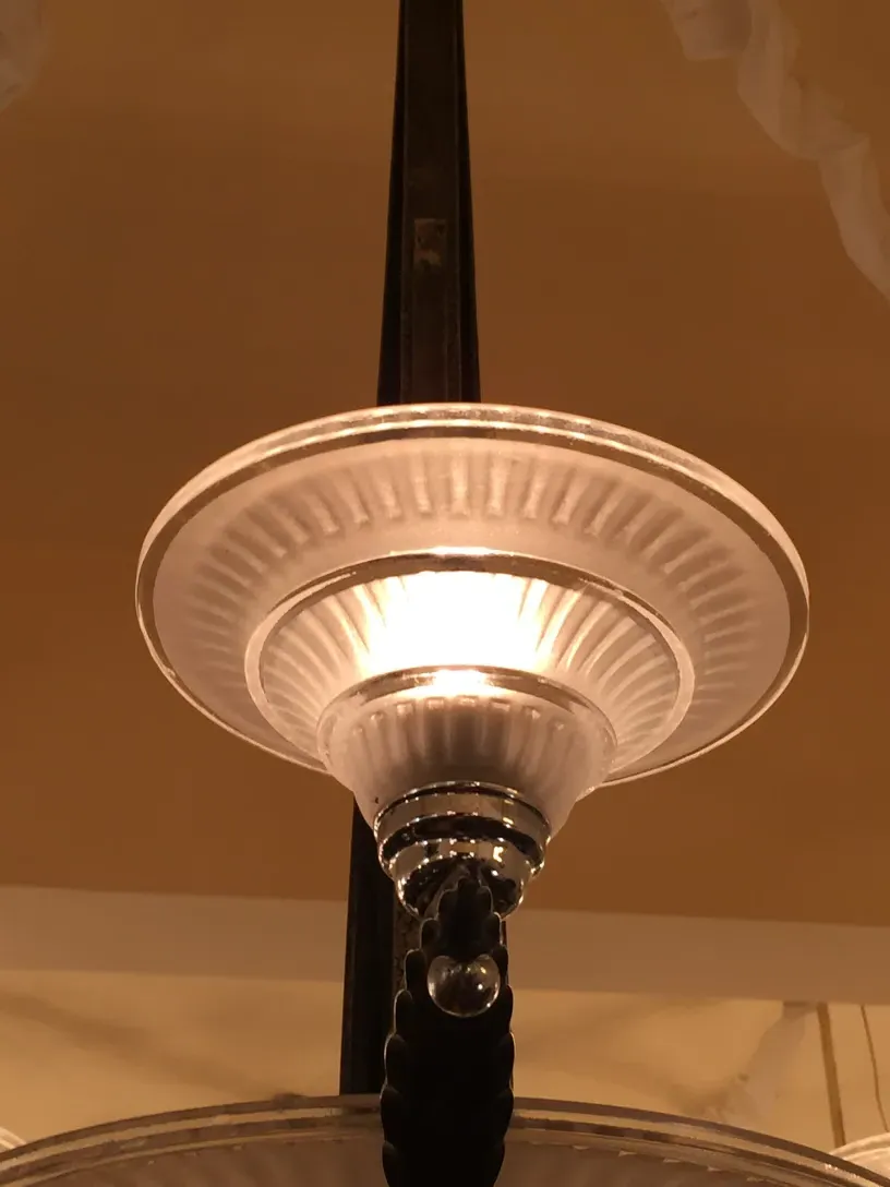 Louis Katona Daum Nancy의 독특한 디테일로 장식된 고전 교수형 램프가 공간을 밝힙니다.