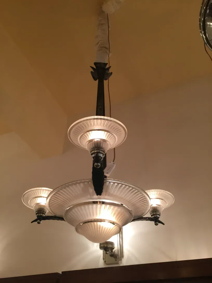 Antike Hängelampe mit Details von Louis Katona und Daum Nancy, die eine elegante Umgebung beleuchtet.