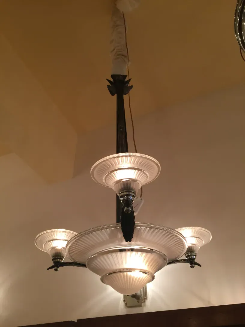 Lampada a sospensione antica di Louis Katona e Daum Nancy, elegante e ornamentale.