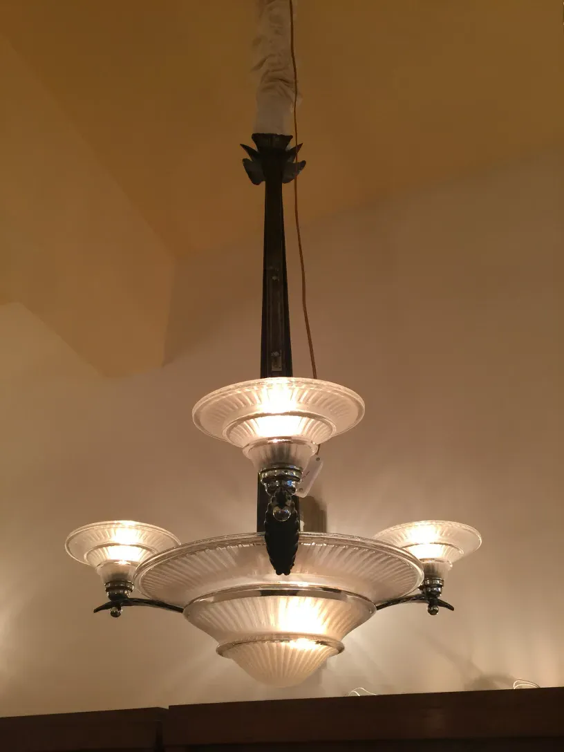 lustre ancien avec lumières brillantes, ambiance chaleureuse