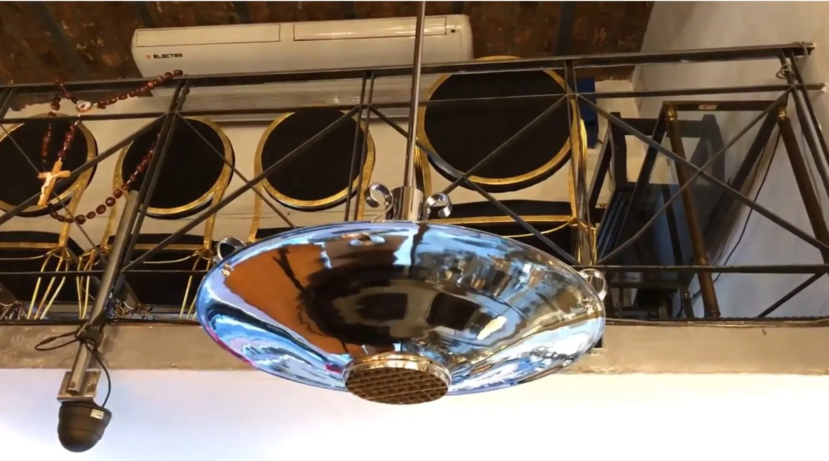 Lampada a sospensione antica lucida con design elegante.