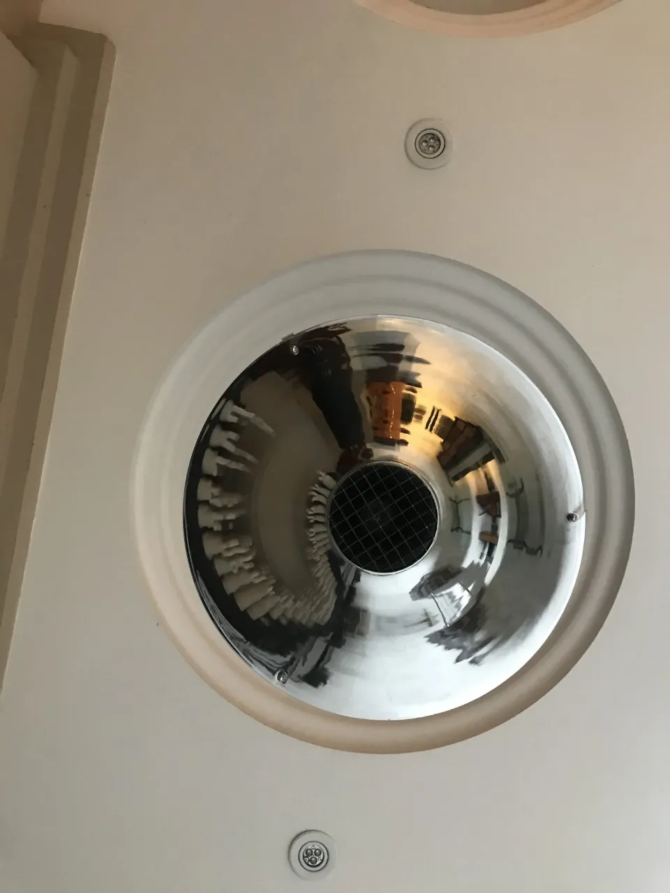 Lampada a sospensione antica con finitura a specchio, ambiente elegante.