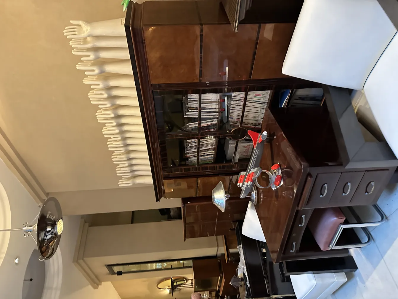 Lampada a sospensione antica con finitura lucida, in un ambiente moderno. Scrivania elegante e decorazioni.