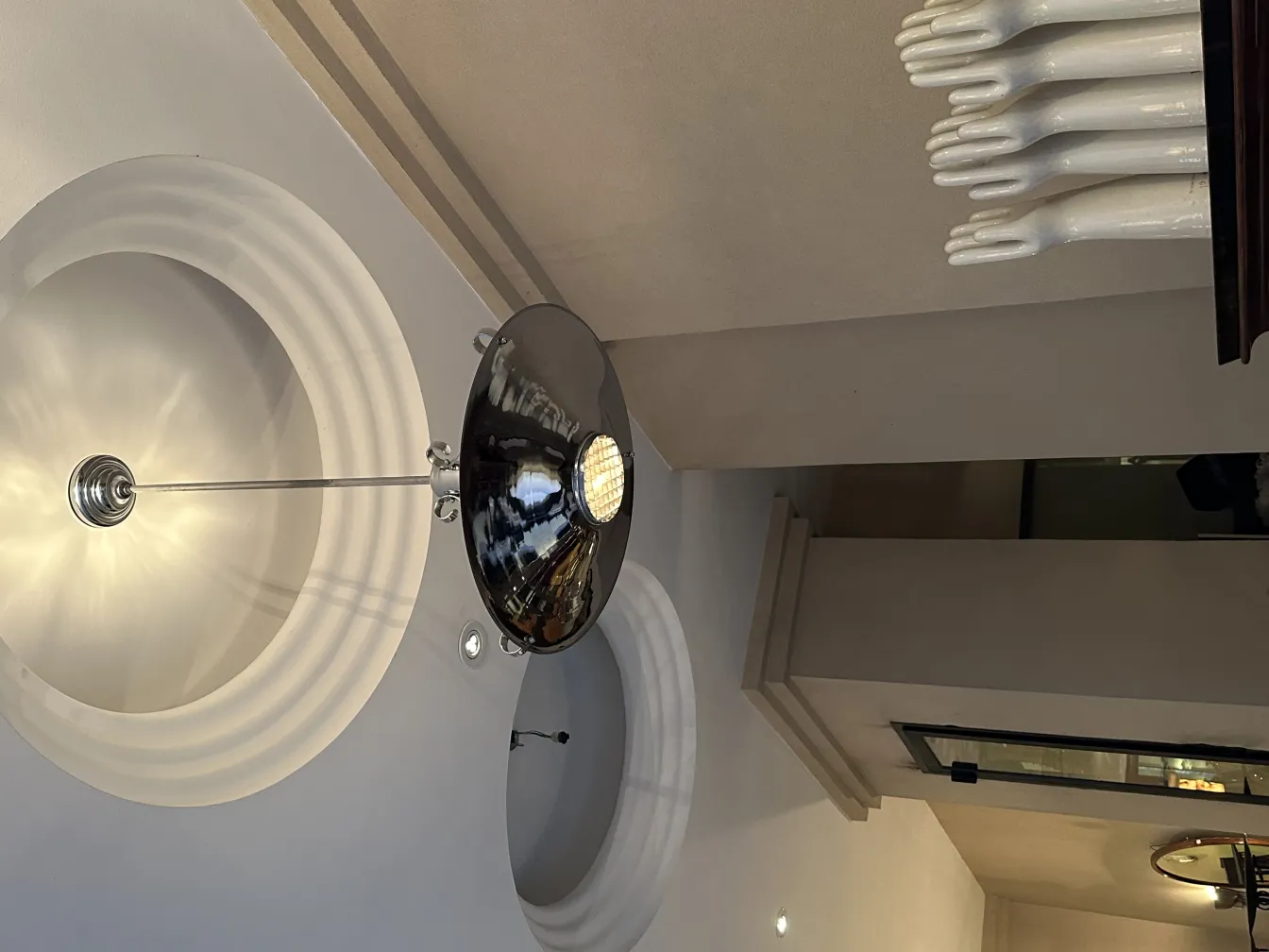 Lampada a sospensione antica con finitura lucida in un ambiente moderno.