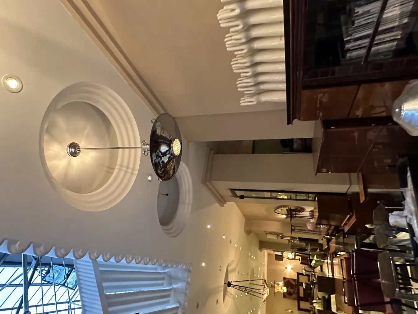 Lustre ancien brillant dans un cadre élégant avec une lumière douce