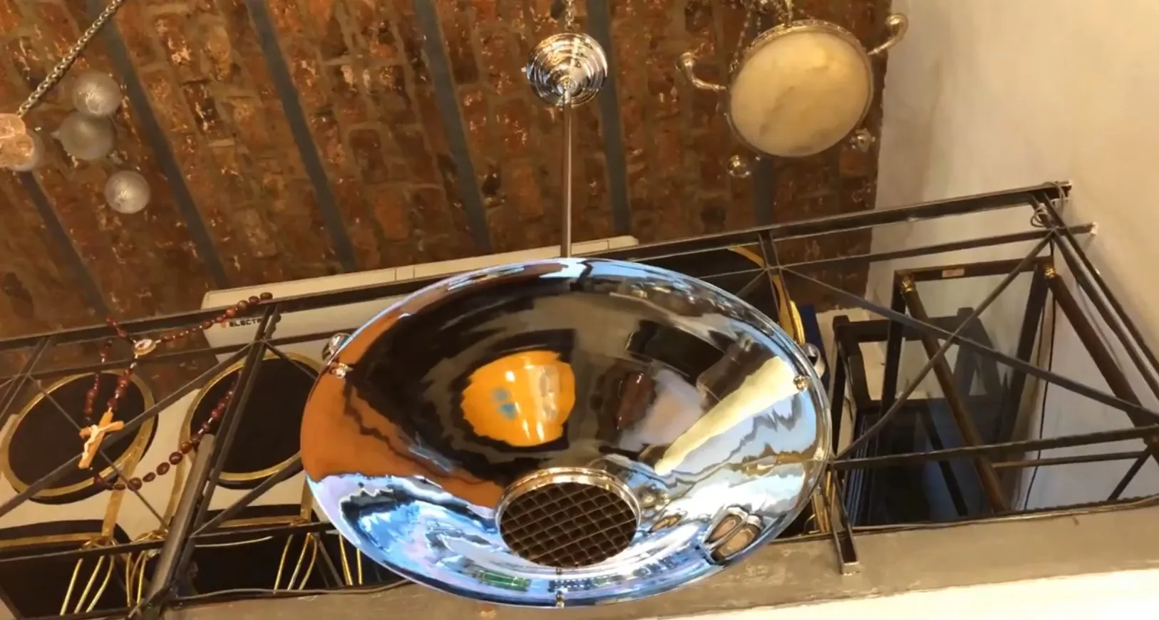 लटकता हुआ दीपक प्राचीन और प्रतिबिम्बित एक देहात में