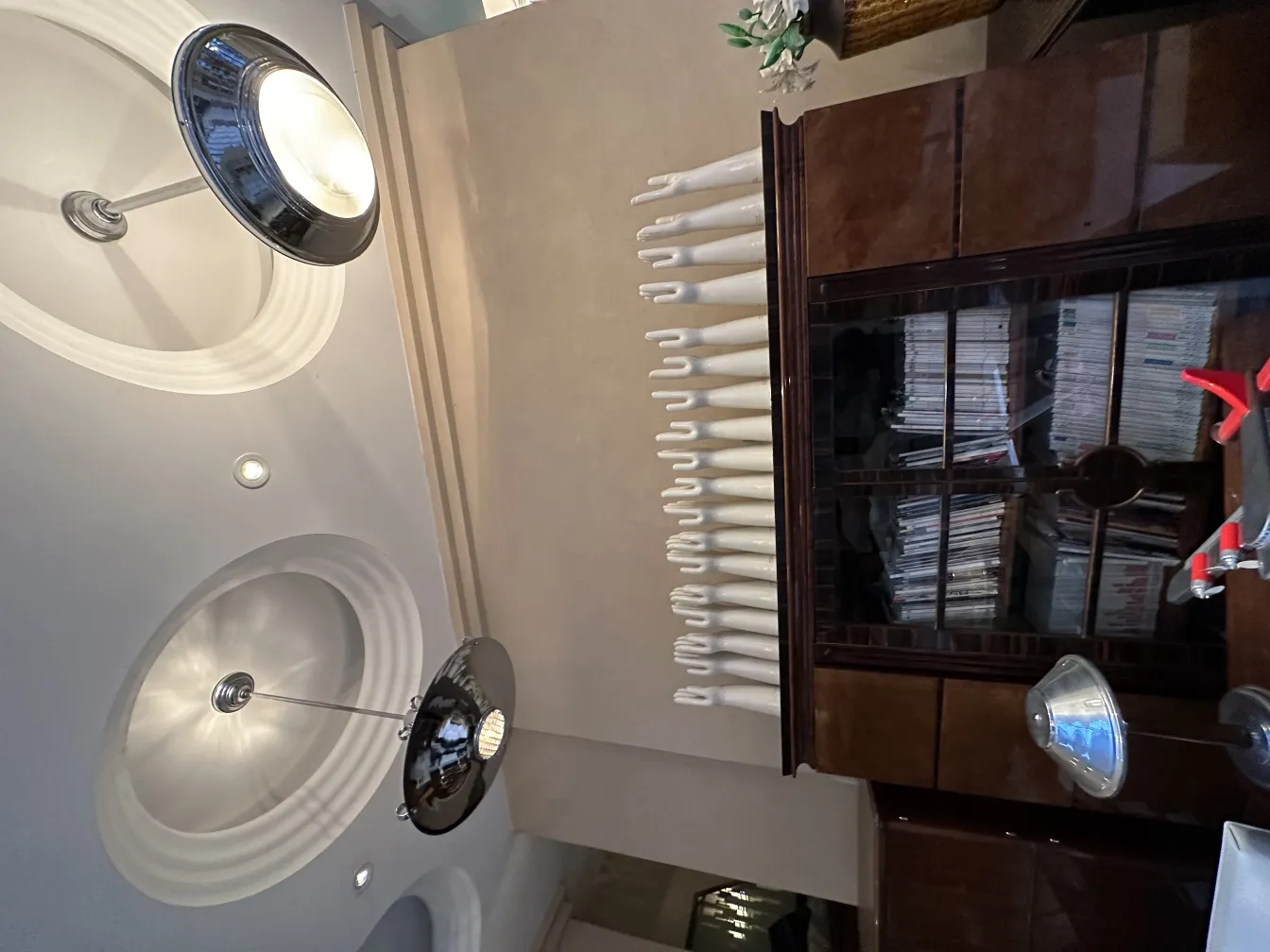 Lâmpada de teto antiga com design elegante e moderno. Estilo contemporâneo em uma casa moderna.