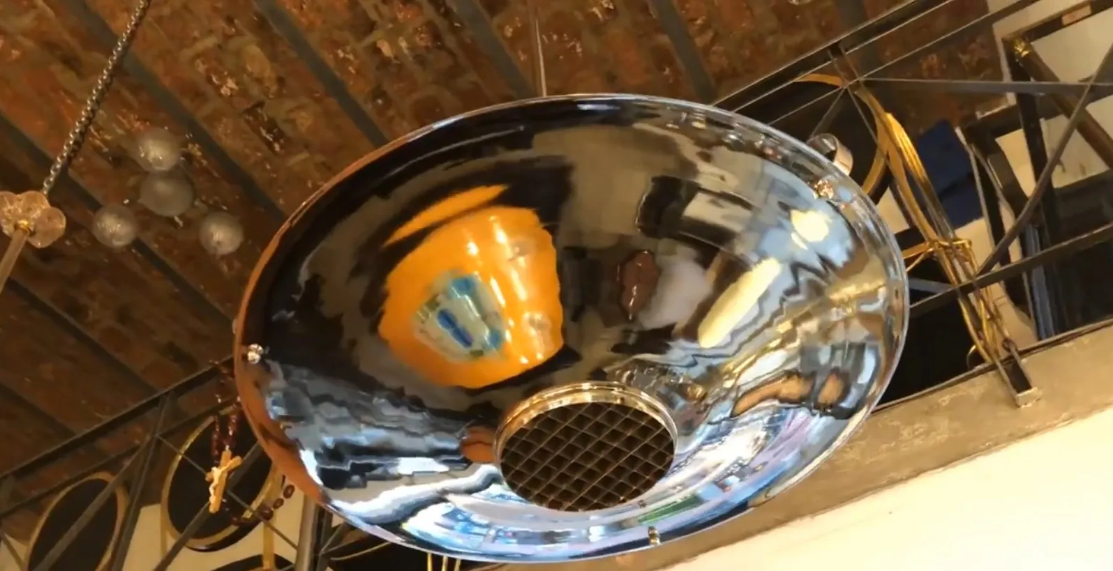 Antike Hängelampe mit reflektierender Oberfläche und elegantem Design, perfekt für die Innendekoration.