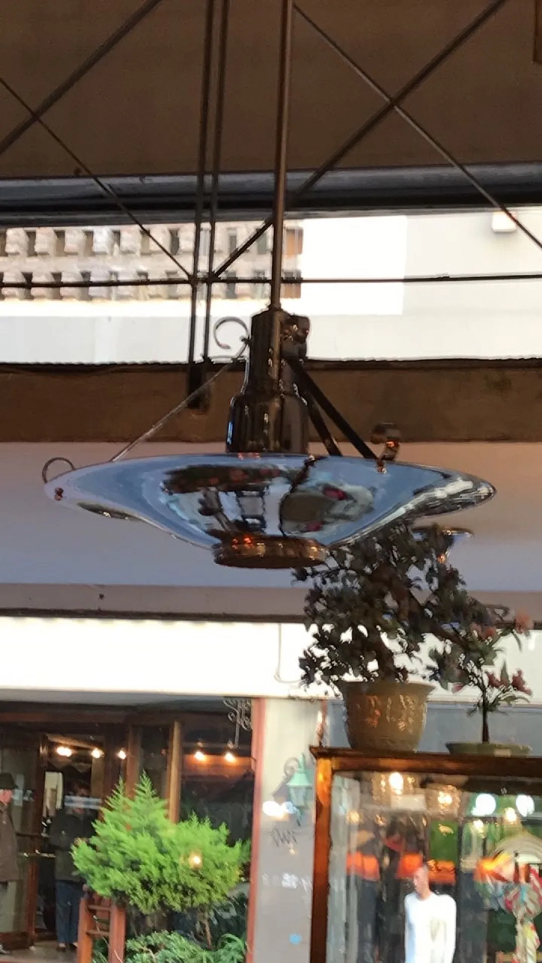 مصباح معلق قديم متألق مع تفاصيل متقنة.