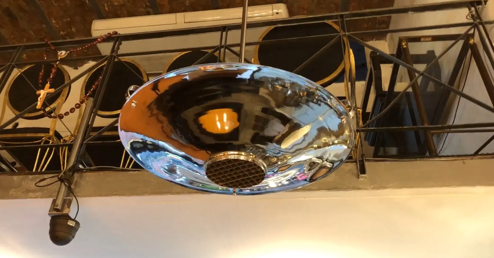 Lámpara de techo antigua de diseño brillante en un ambiente elegante.