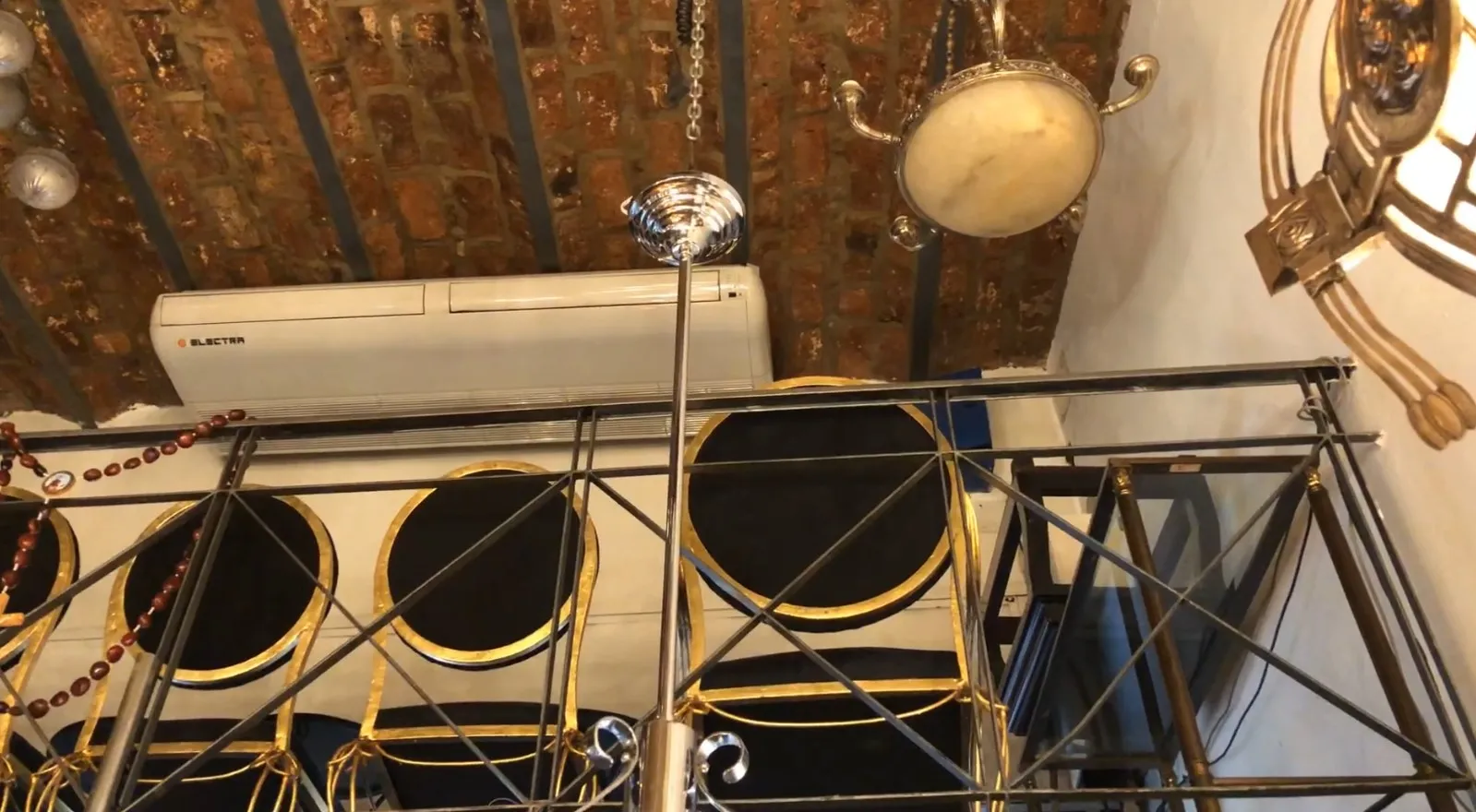 Lâmpada de teto antiga em um ambiente moderno