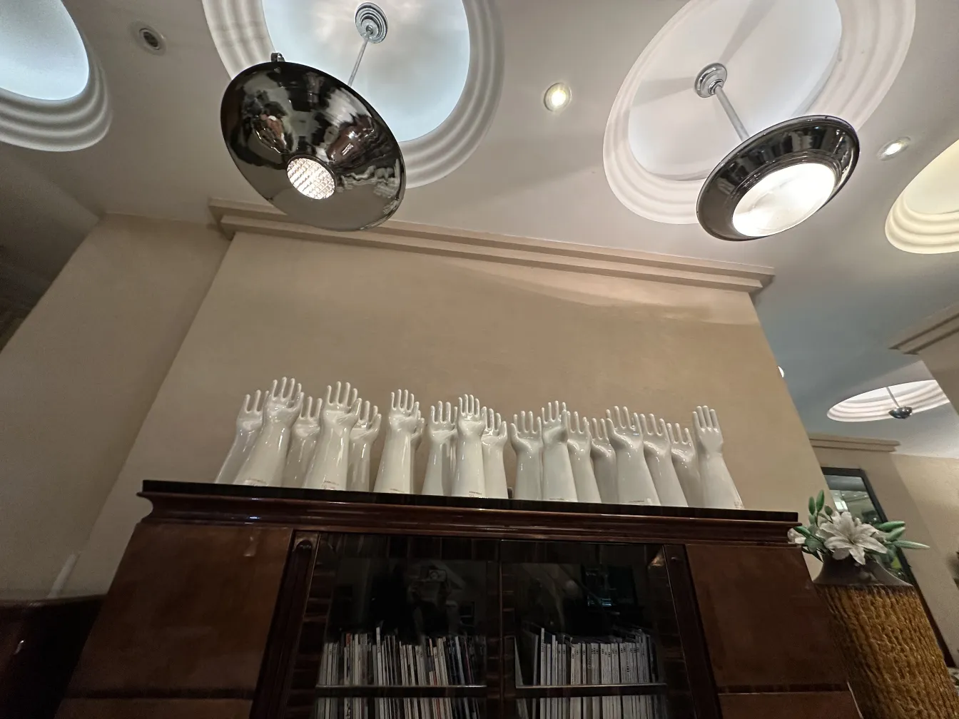 lustre ancien avec finition brillante dans un cadre moderne