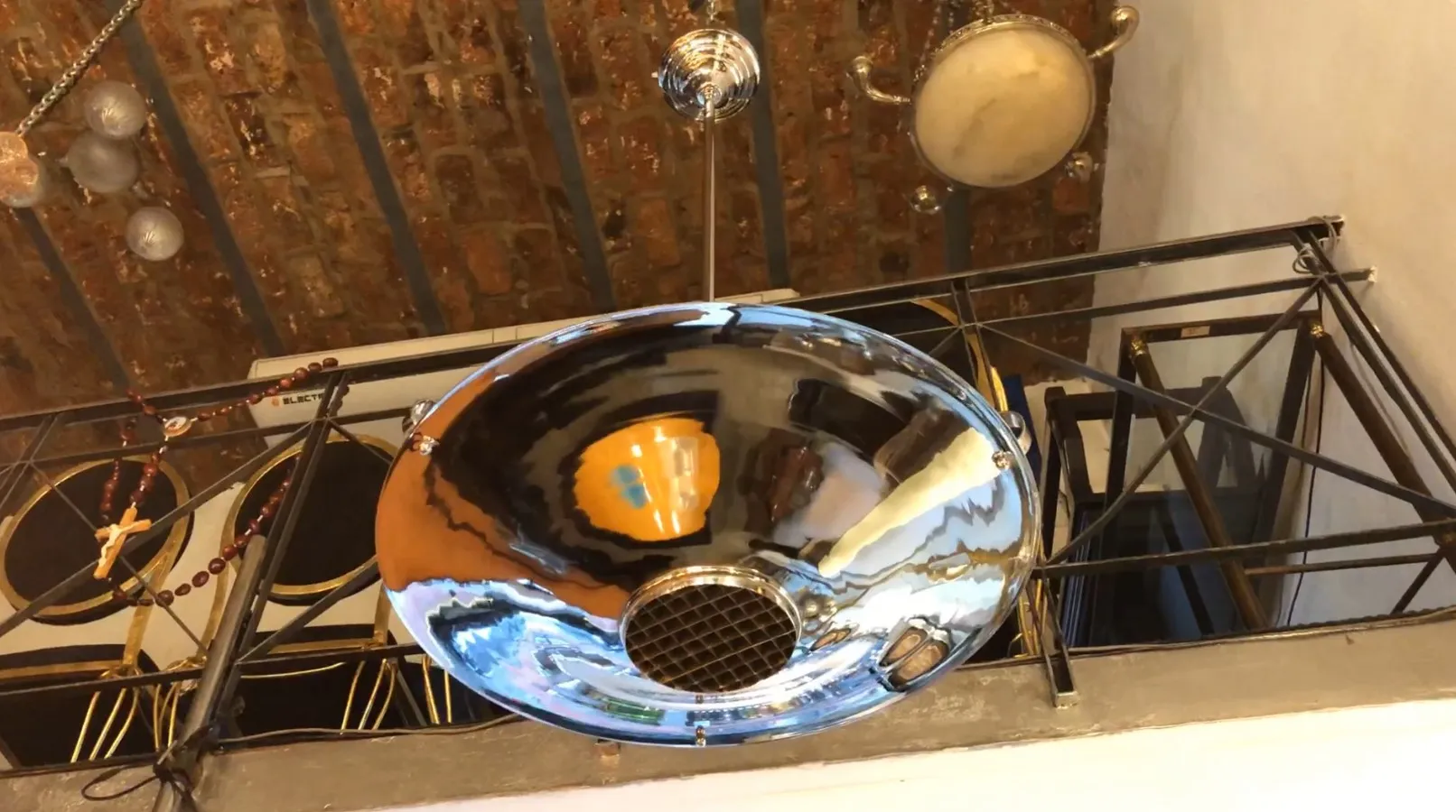 Lámpara de techo antigua de metal brillante, con decoración