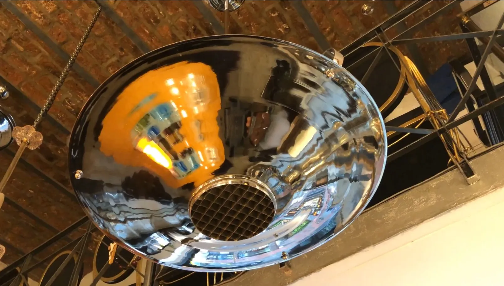 Lâmpada de teto antiga com acabamento espelhado, design reflexivo.