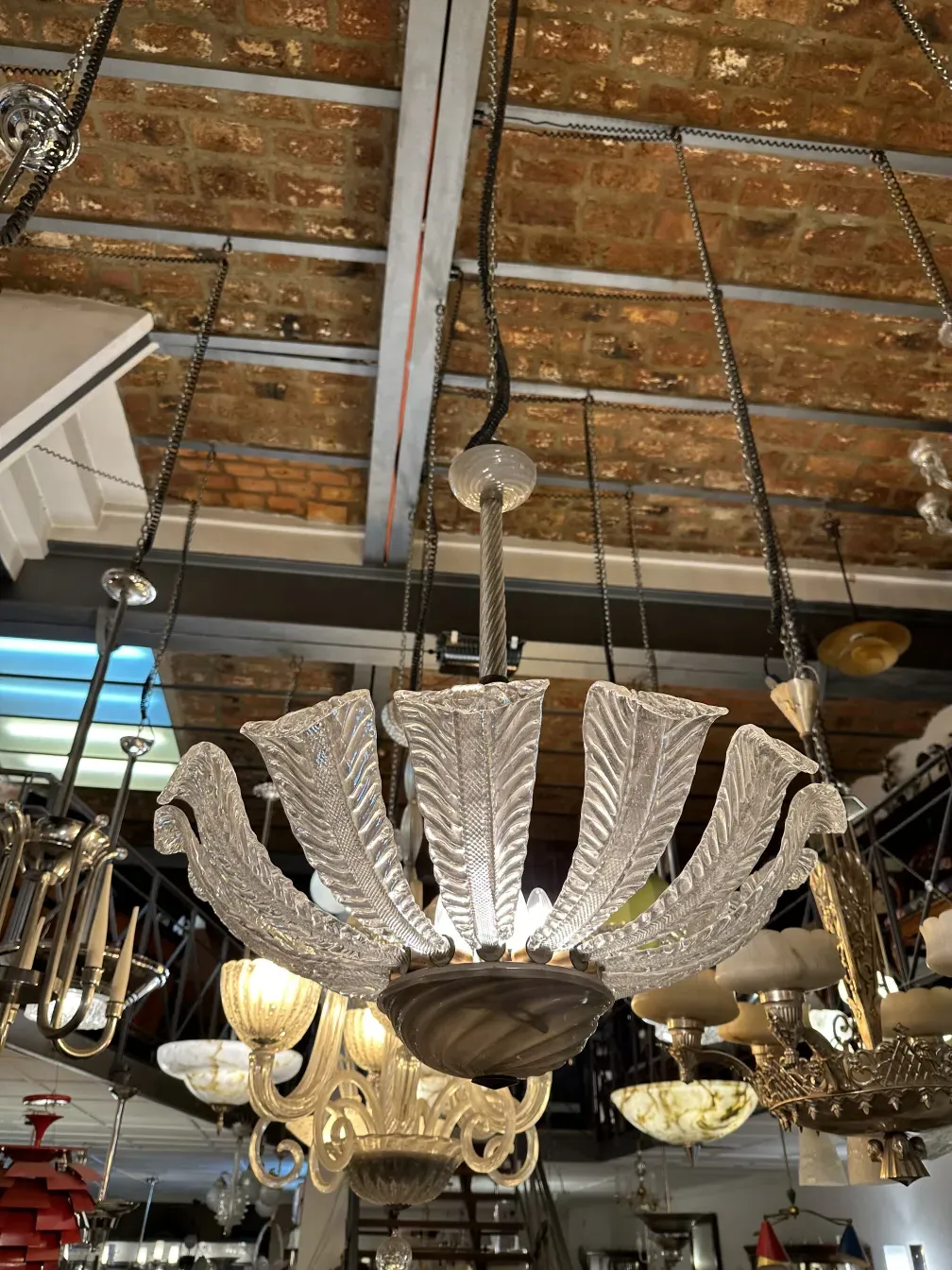 Lampada a sospensione antica paolo venini con dettagli eleganti, che illumina un ambiente accogliente.