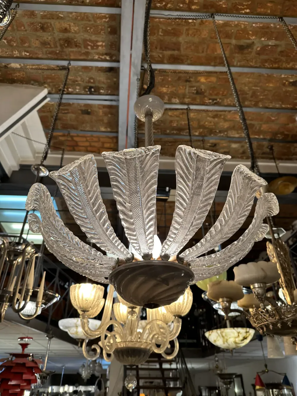 고대 교수형 램프가 밝은 디자인으로 고전적인 분위기에서