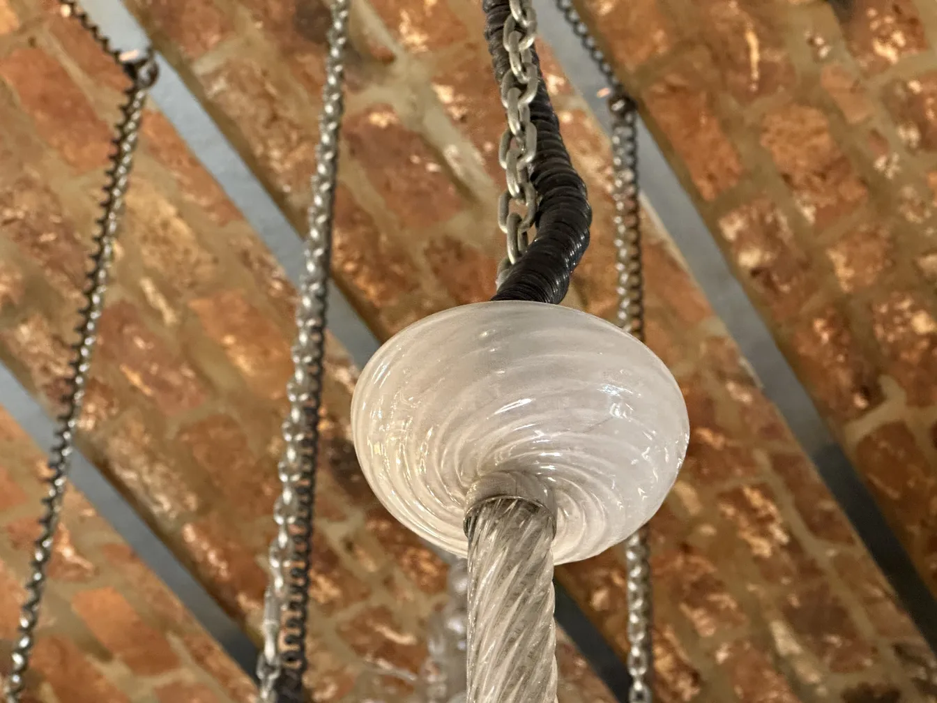Lampada a sospensione antica di Paolo Venini con design elegante e dettagli affascinanti in un ambiente accogliente.