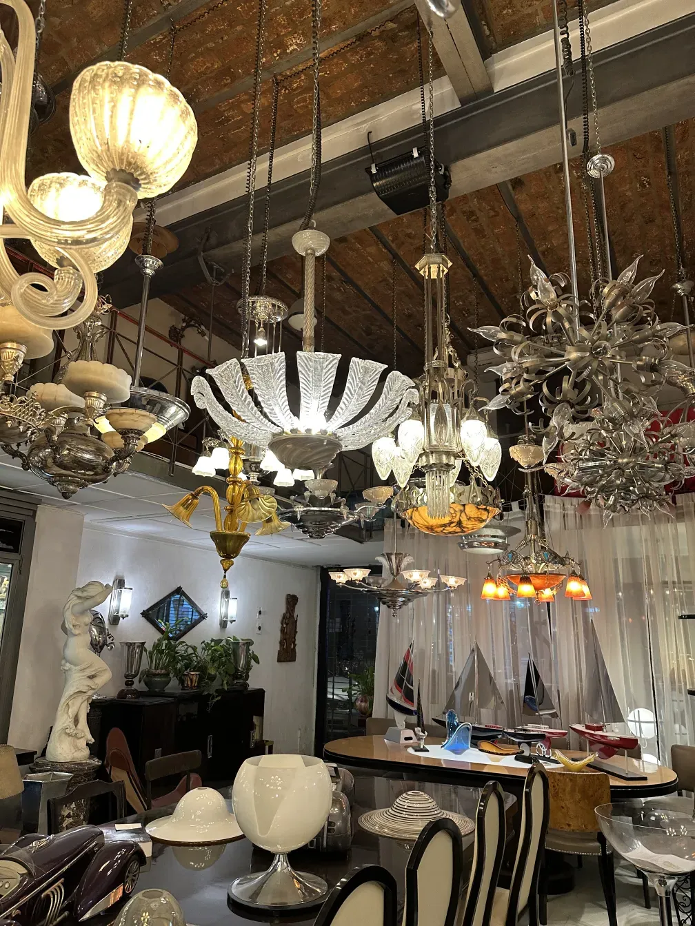 lampara de techo antigua paolo venini con luces brillantes en un ambiente elegante