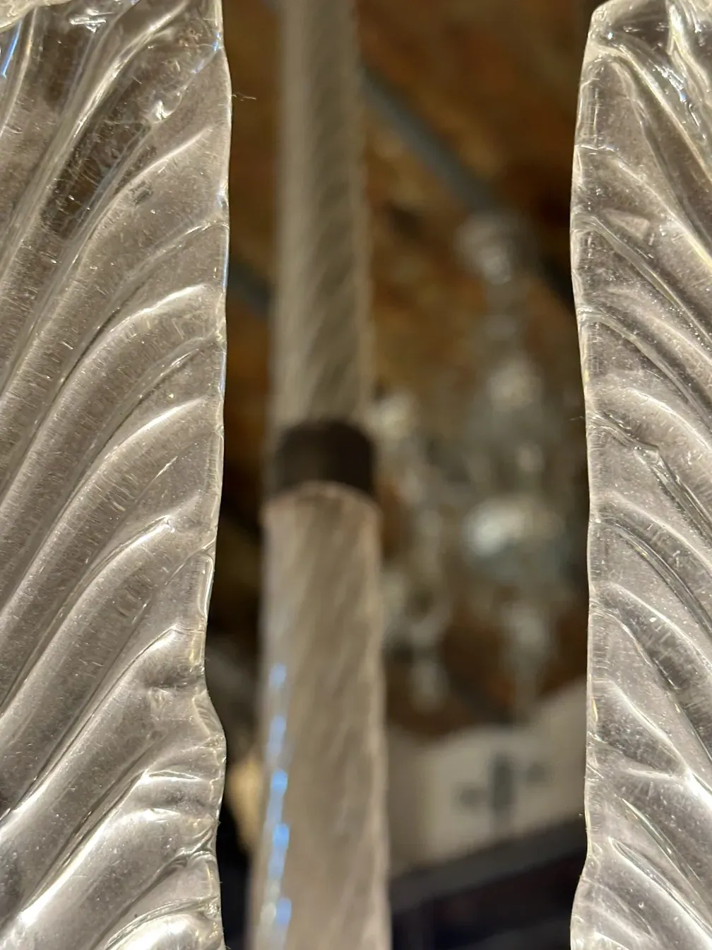 Antica lampada a sospensione con design elegante e dettagli. Atmosfera accogliente.