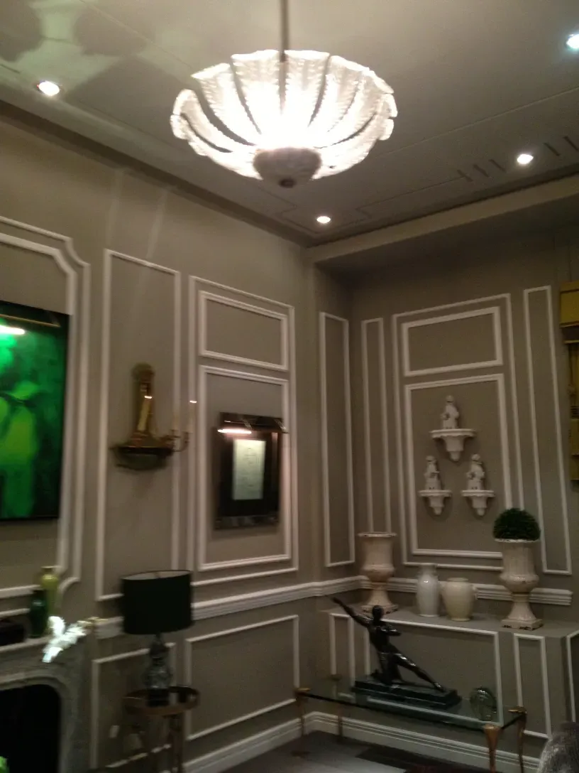 独特设计的古董吊灯，灯光明亮，优雅氛围