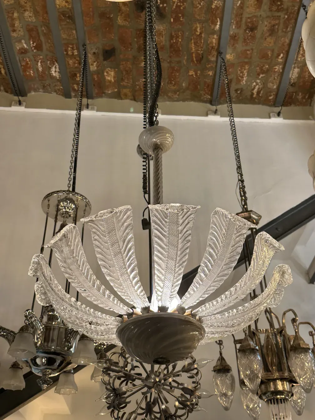 lâmpada de teto antiga paolo venini com design em forma de folhas expandidas, iluminando um espaço elegante