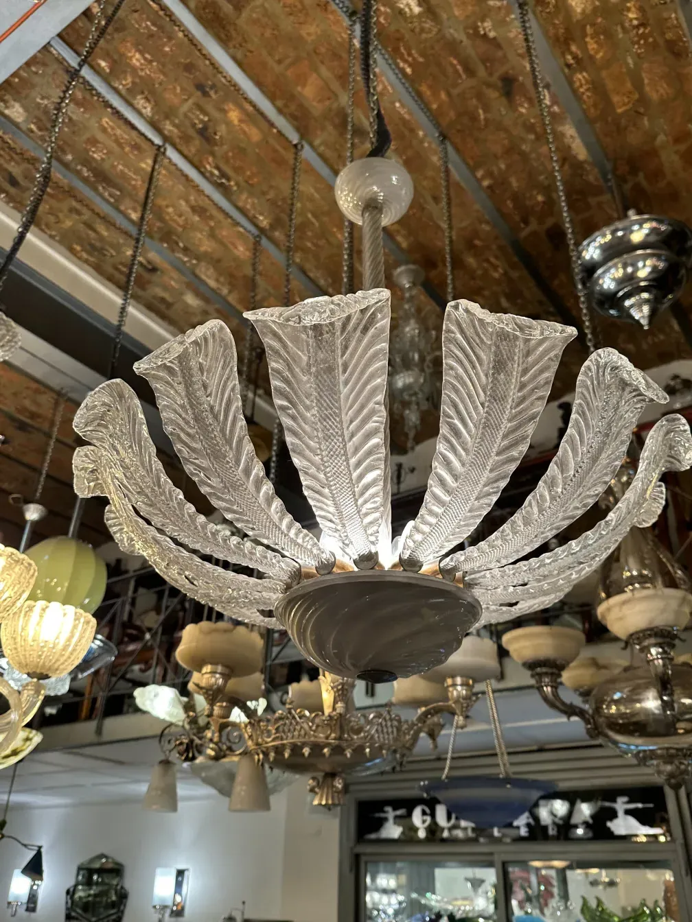 lustre ancien avec un design élégant et des lumières brillantes, dans un environnement d'antiquités