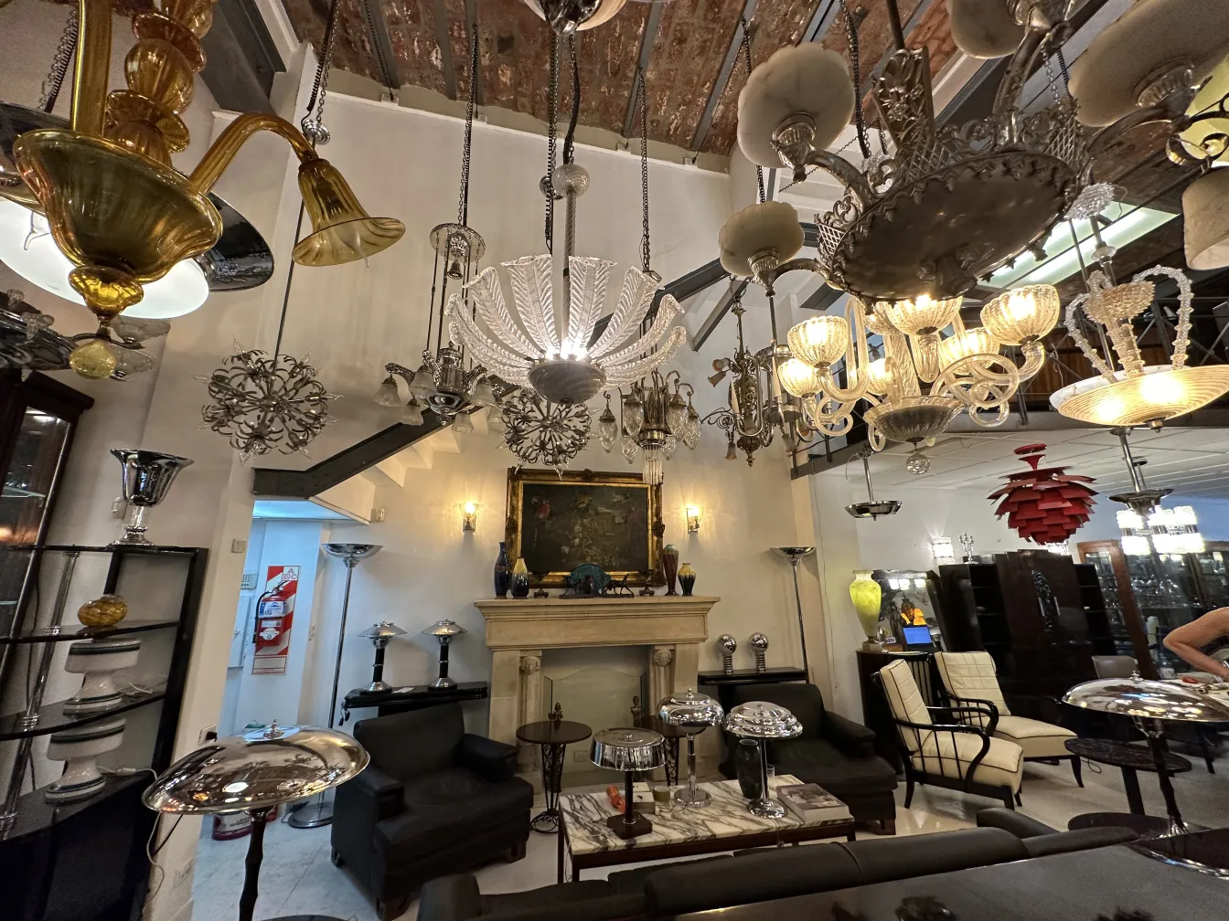 lâmpada de teto antiga, elegante e sofisticada com detalhe decorativo, ambiente acolhedor