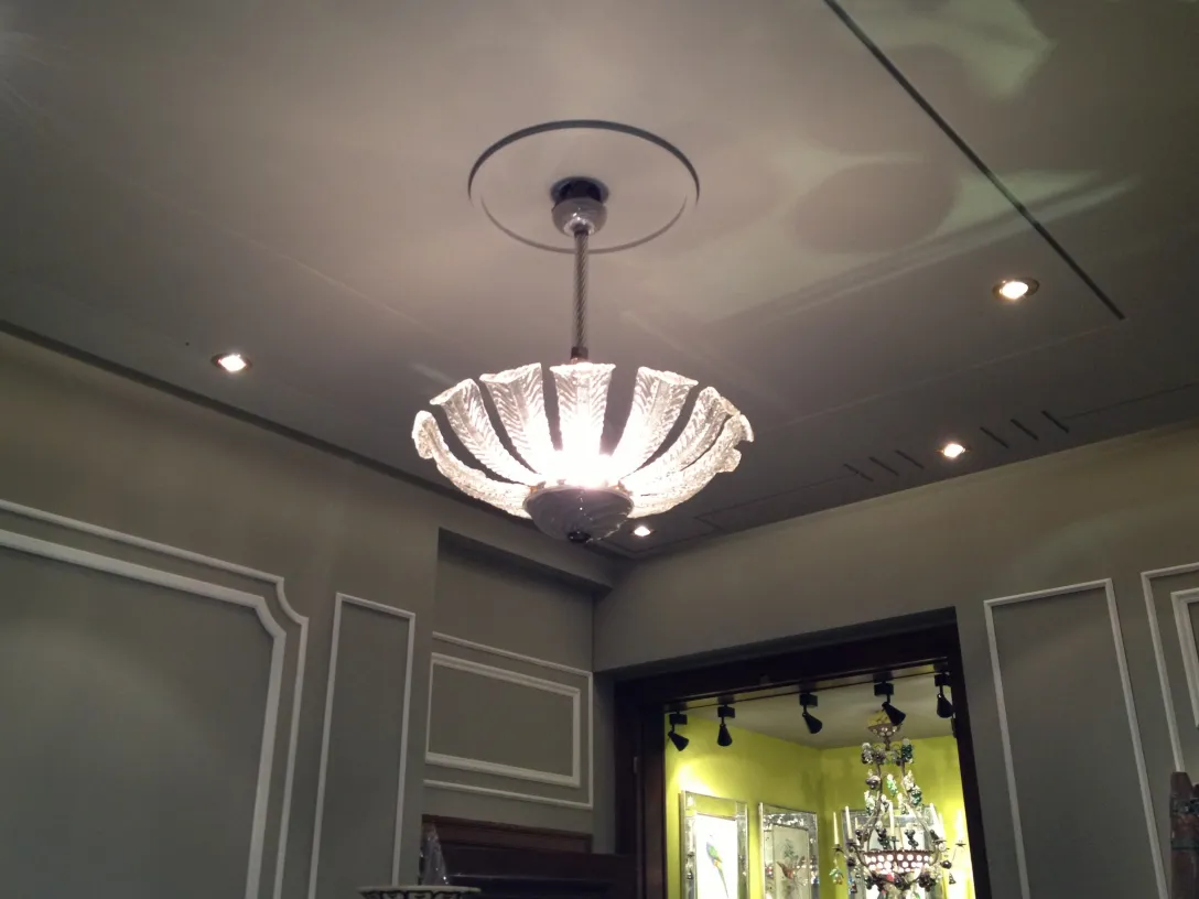 lampada a sospensione antica con design elegante, che illumina l'ambiente