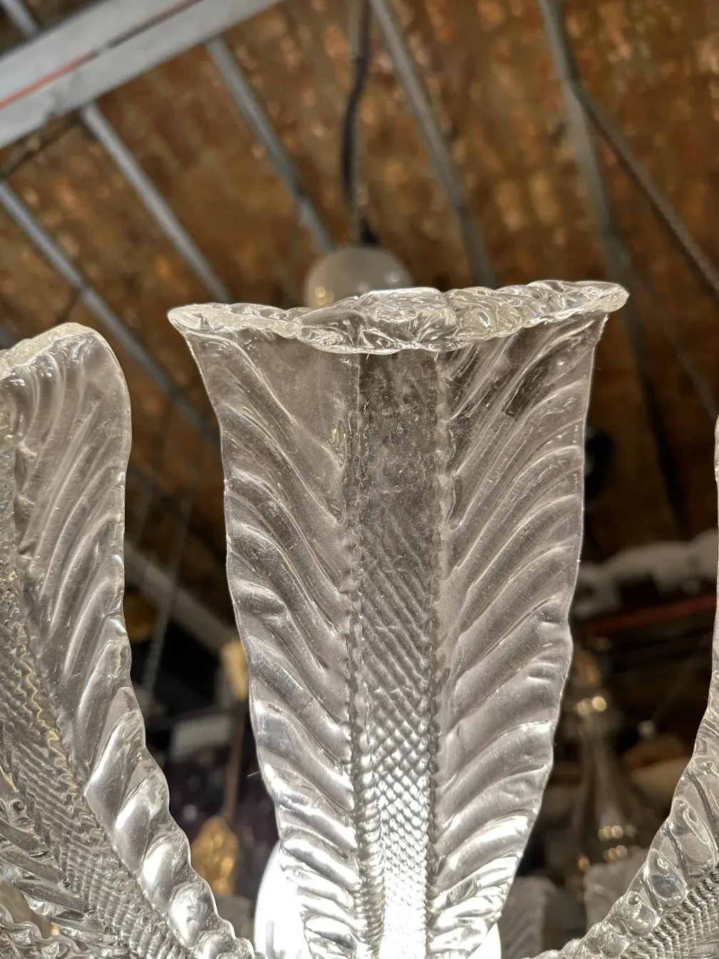 détail d'un lustre ancien avec un design élégant et brillant, ambiance riche en antiquités.