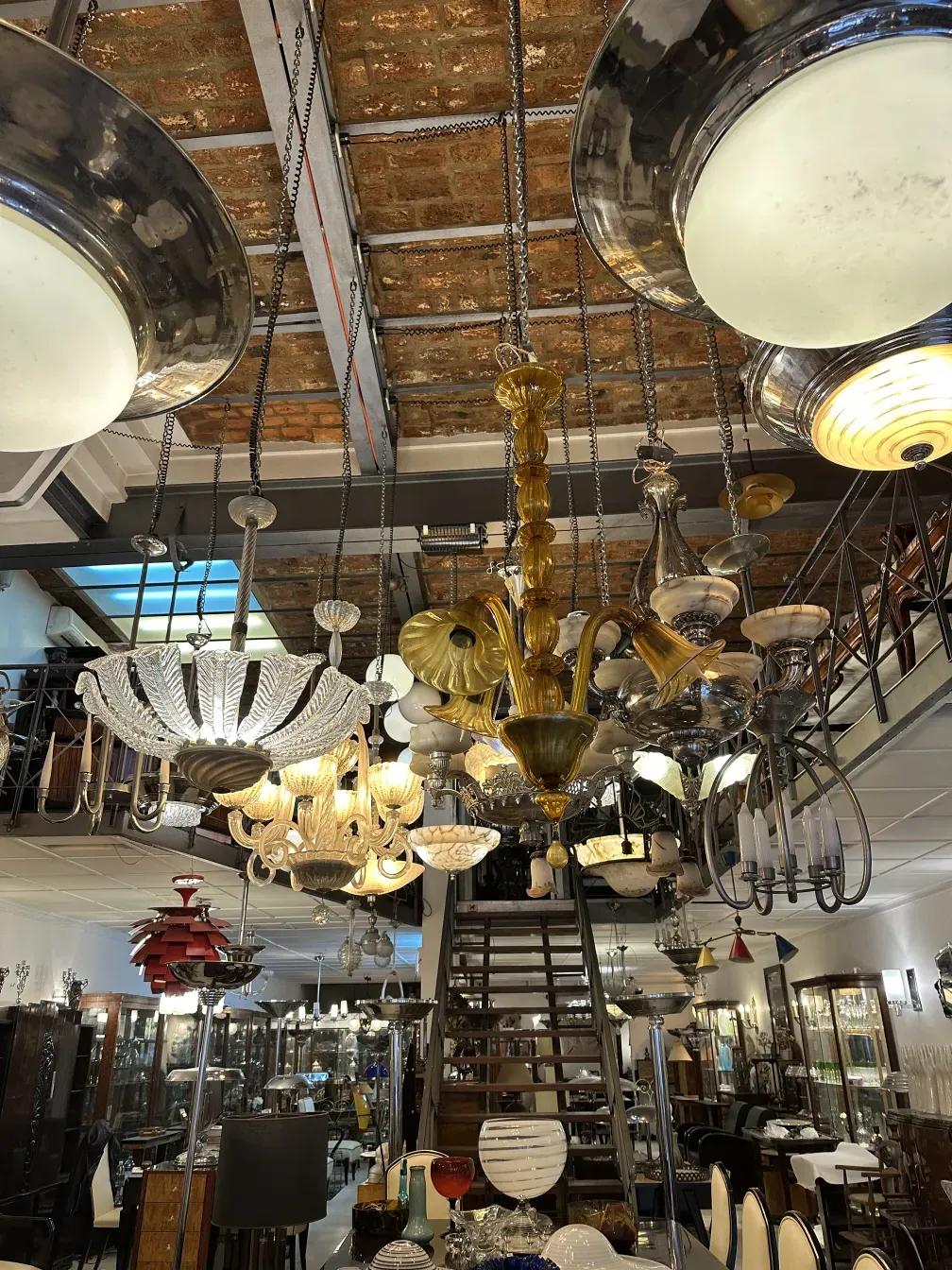 antike Hängelampe mit eleganten Design-Details in einer gemütlichen Umgebung mit anderen Lampen